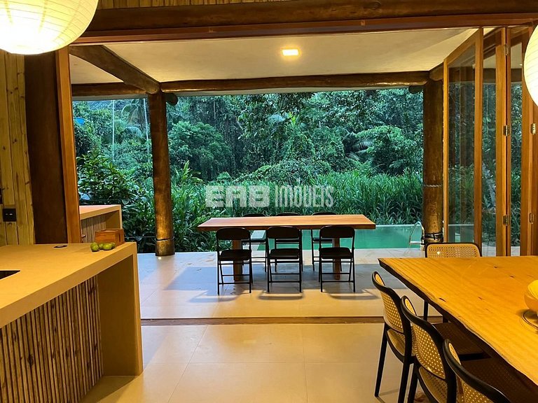 Casa com piscina e 4 suítes em Itamambuca