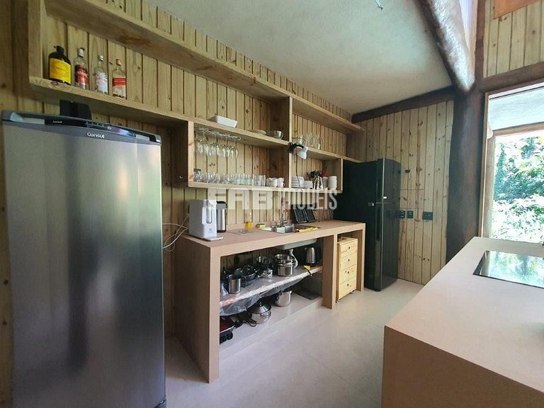 Casa com piscina e 4 suítes em Itamambuca