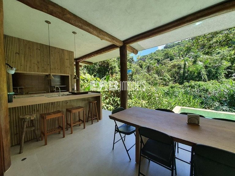 Casa com piscina e 4 suítes em Itamambuca