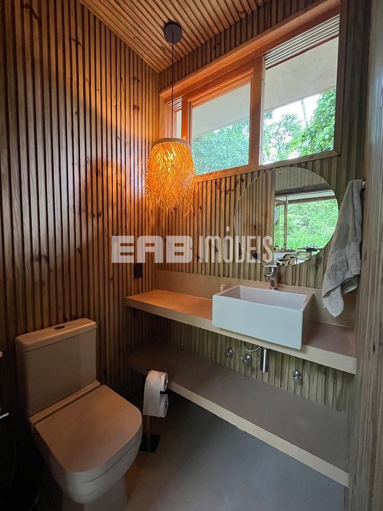 Casa com piscina e 4 suítes em Itamambuca