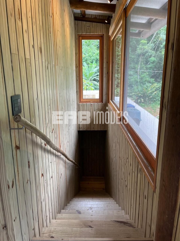 Casa com piscina e 4 suítes em Itamambuca