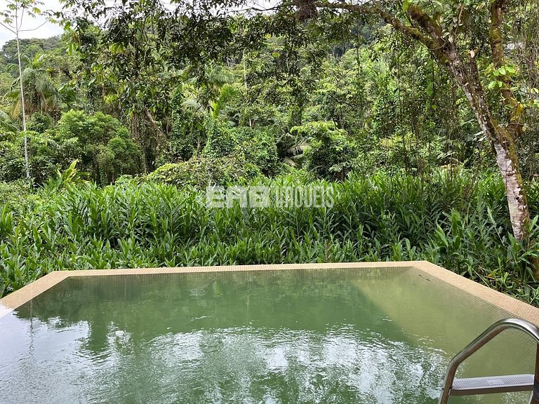 Casa com piscina e 4 suítes em Itamambuca