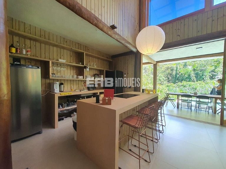 Casa com piscina e 4 suítes em Itamambuca