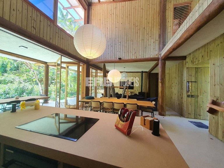 Casa com piscina e 4 suítes em Itamambuca