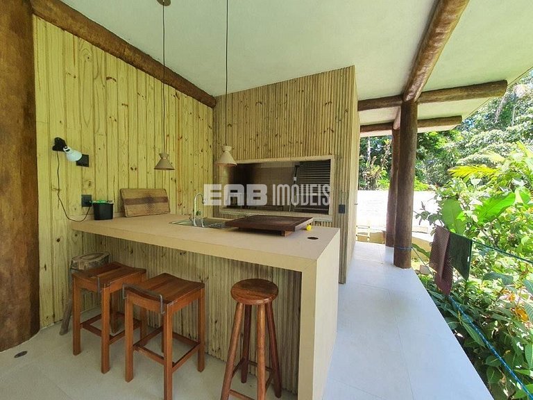 Casa com piscina e 4 suítes em Itamambuca