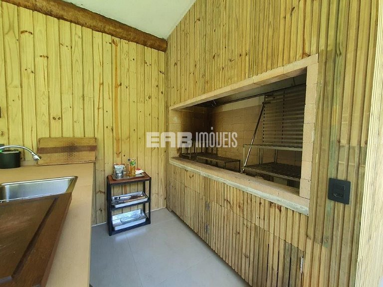 Casa com piscina e 4 suítes em Itamambuca