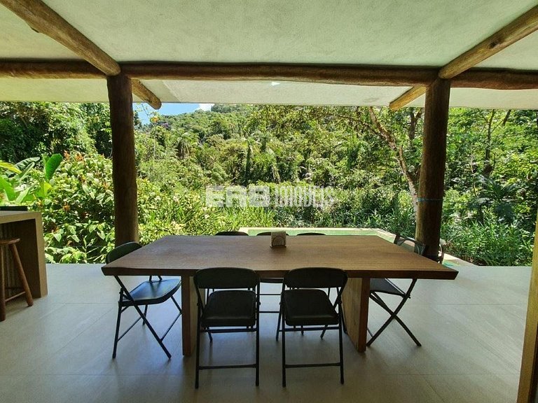 Casa com piscina e 4 suítes em Itamambuca