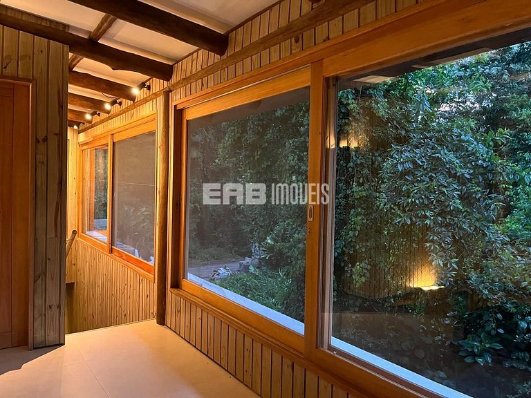 Casa com piscina e 4 suítes em Itamambuca