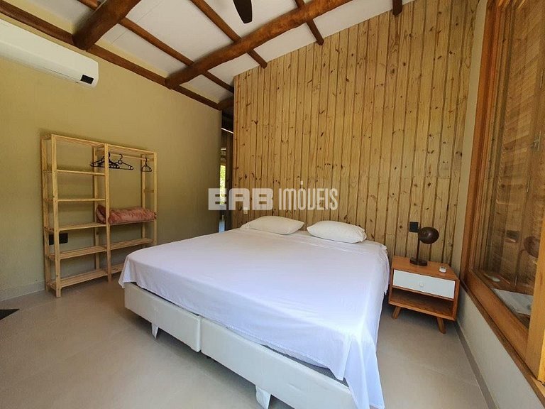 Casa com piscina e 4 suítes em Itamambuca