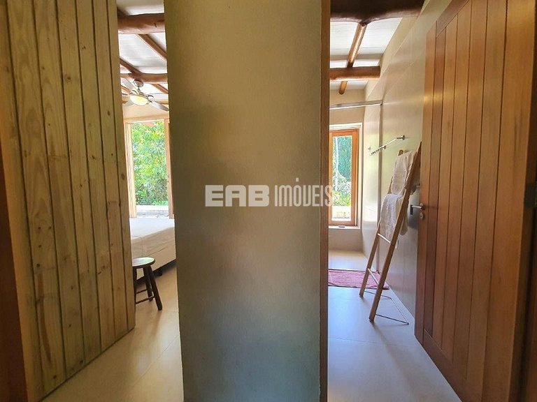 Casa com piscina e 4 suítes em Itamambuca