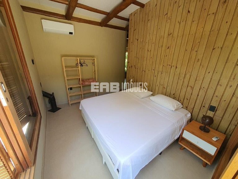 Casa com piscina e 4 suítes em Itamambuca