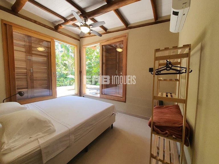 Casa com piscina e 4 suítes em Itamambuca