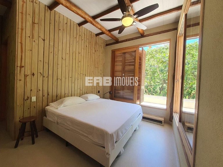 Casa com piscina e 4 suítes em Itamambuca