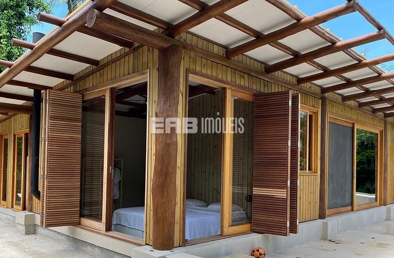 Casa com piscina e 4 suítes em Itamambuca