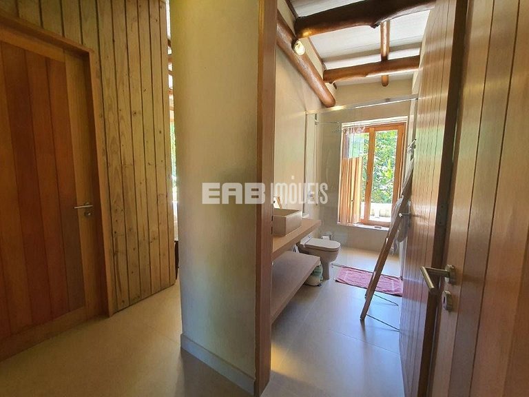 Casa com piscina e 4 suítes em Itamambuca