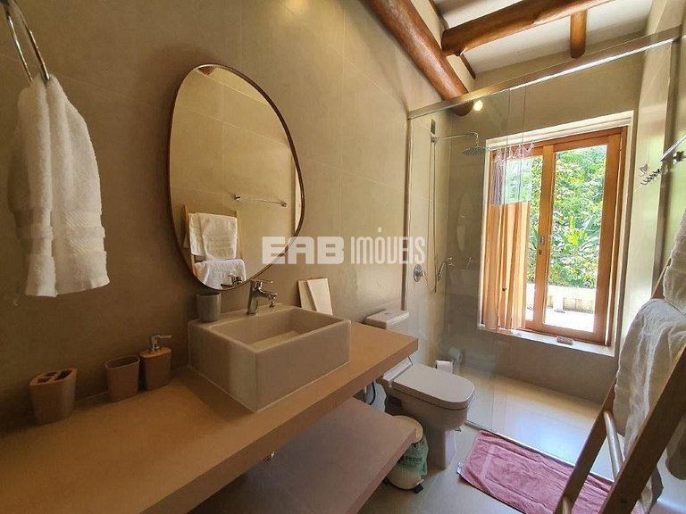 Casa com piscina e 4 suítes em Itamambuca