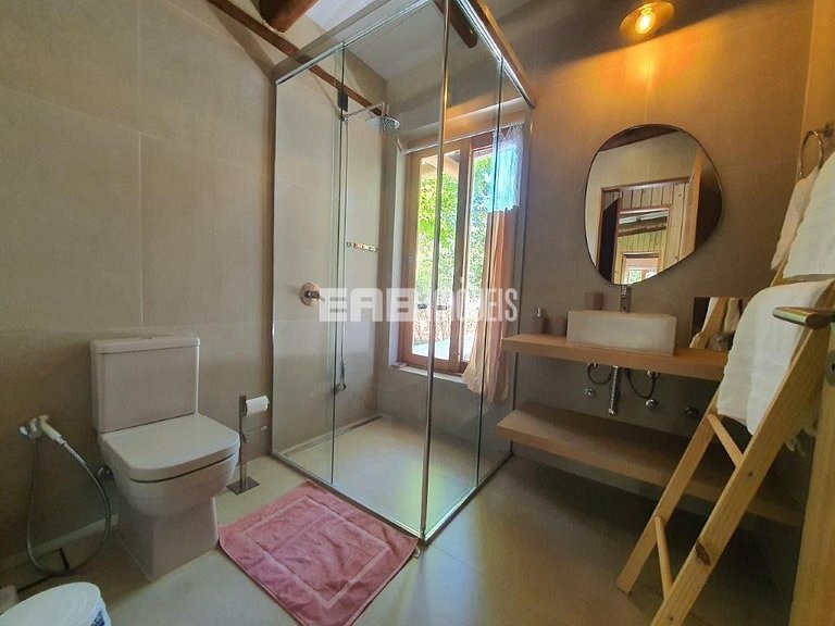 Casa com piscina e 4 suítes em Itamambuca