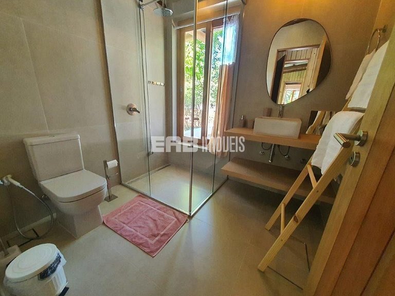 Casa com piscina e 4 suítes em Itamambuca