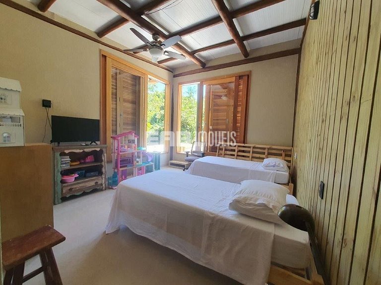 Casa com piscina e 4 suítes em Itamambuca