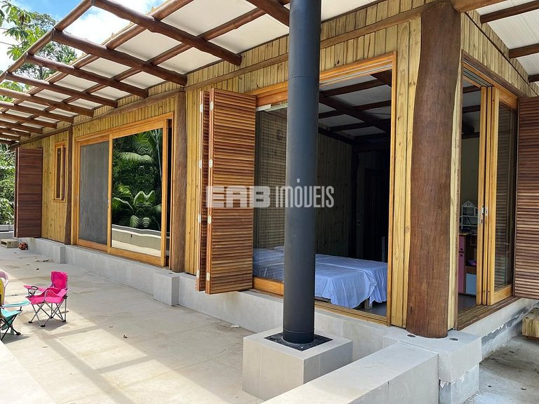 Casa com piscina e 4 suítes em Itamambuca