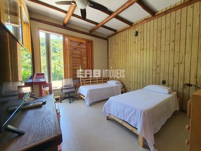 Casa com piscina e 4 suítes em Itamambuca