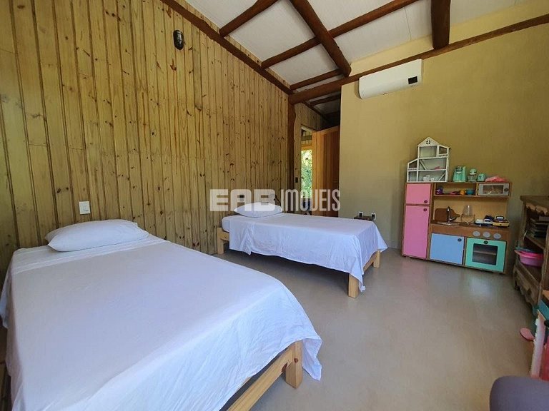 Casa com piscina e 4 suítes em Itamambuca