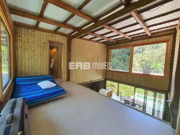 Casa com piscina e 4 suítes em Itamambuca