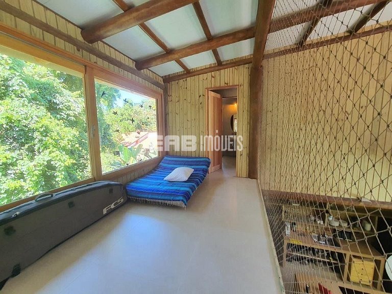 Casa com piscina e 4 suítes em Itamambuca