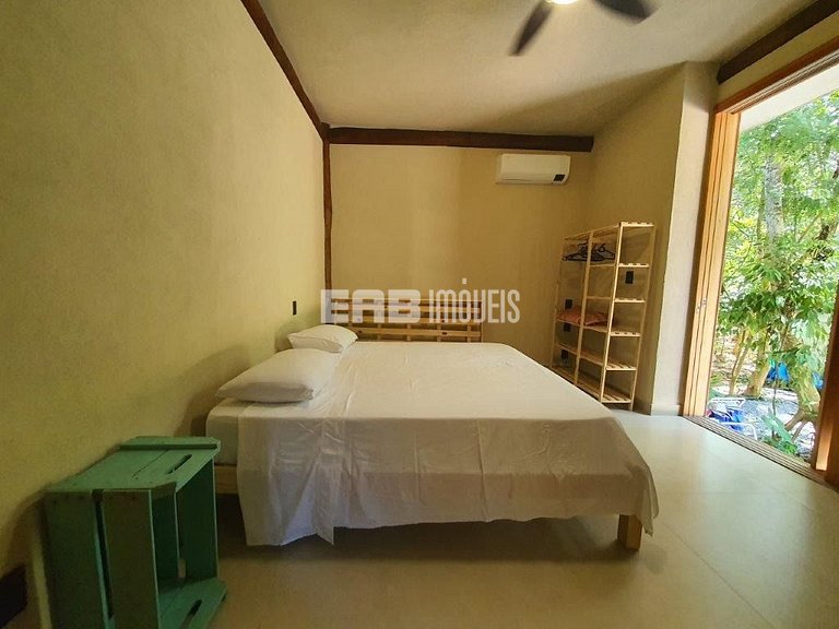 Casa com piscina e 4 suítes em Itamambuca