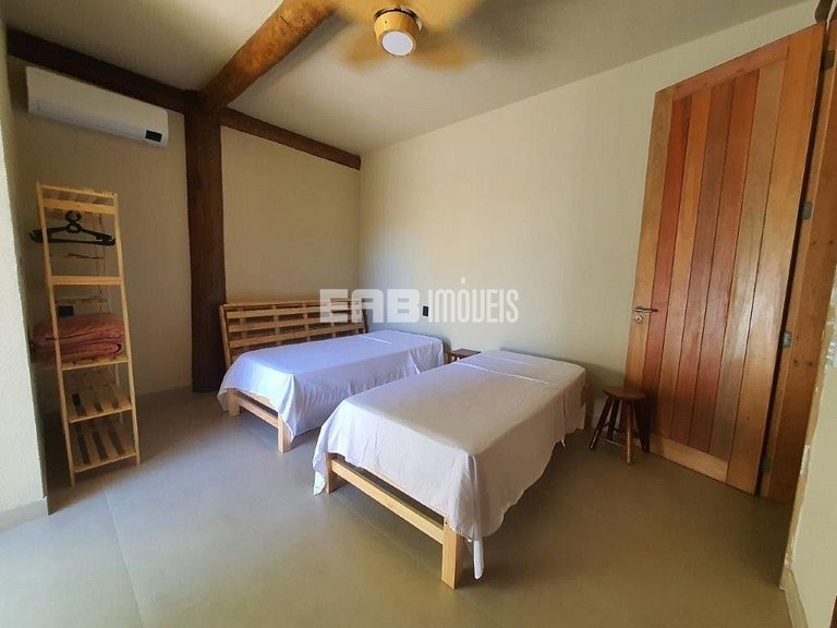 Casa com piscina e 4 suítes em Itamambuca