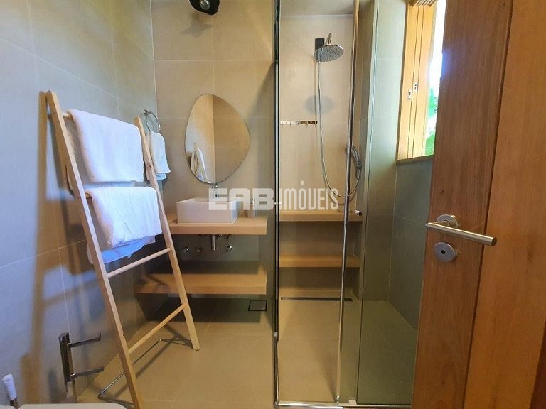 Casa com piscina e 4 suítes em Itamambuca