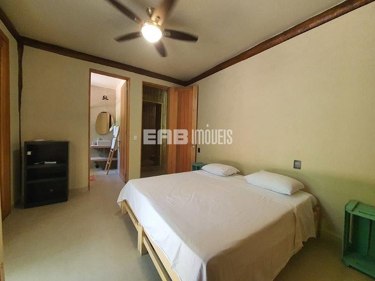 Casa com piscina e 4 suítes em Itamambuca