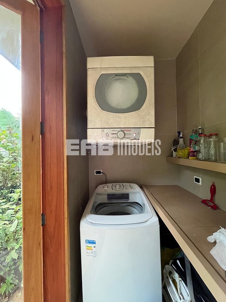 Casa com piscina e 4 suítes em Itamambuca