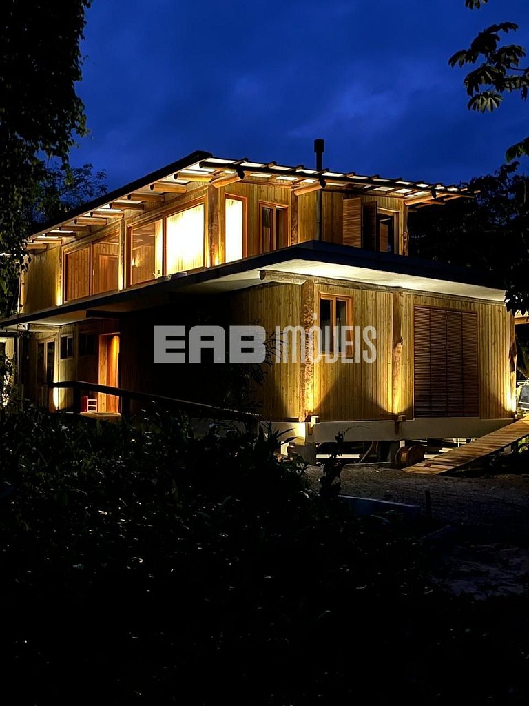 Casa com piscina e 4 suítes em Itamambuca