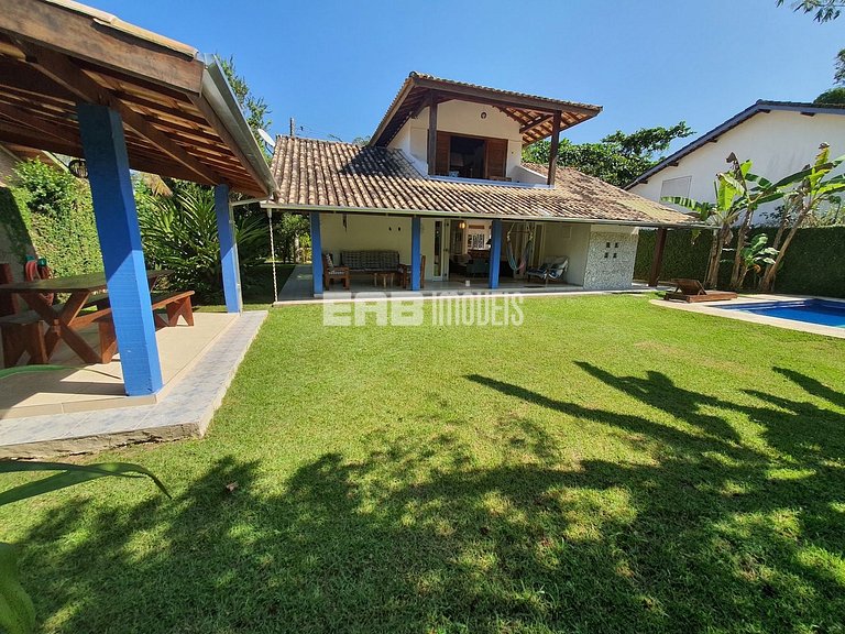 Casa com piscina, para 9 pessoas, a apenas 180m da praia