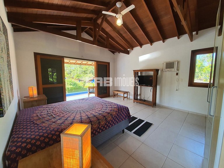 Casa com piscina, para 9 pessoas, a apenas 180m da praia