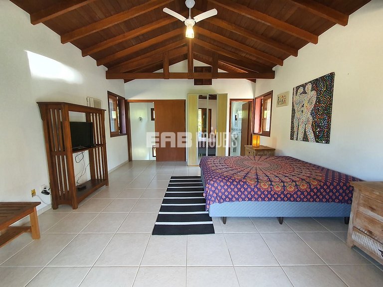 Casa com piscina, para 9 pessoas, a apenas 180m da praia