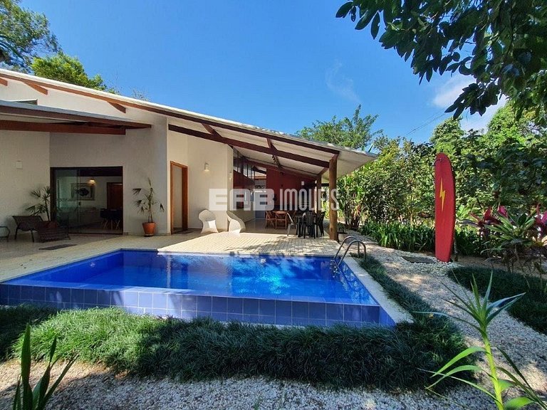 Casa moderna, com piscina, na Praia de Itamambuca