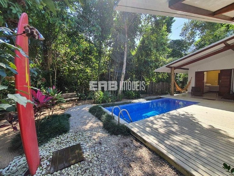 Casa moderna, com piscina, na Praia de Itamambuca