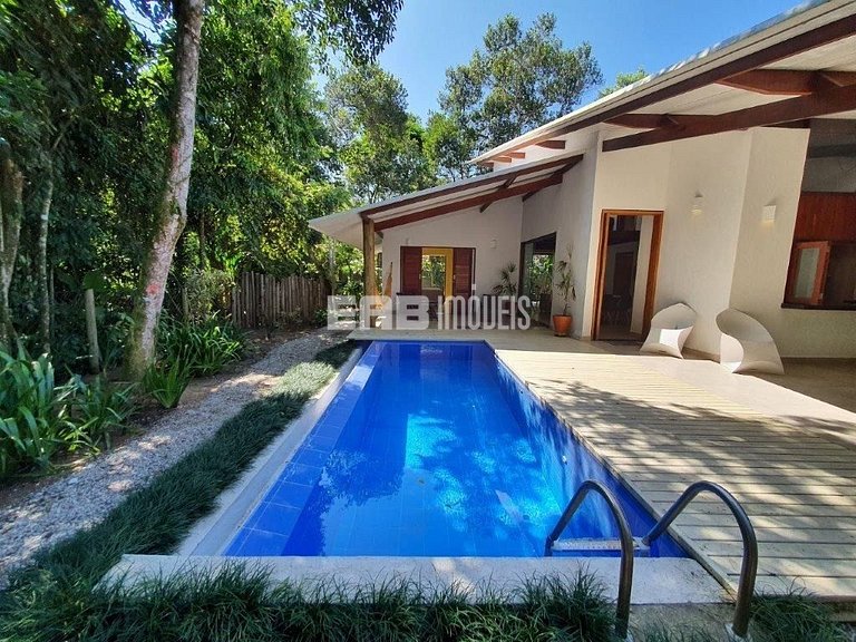 Casa moderna, com piscina, na Praia de Itamambuca