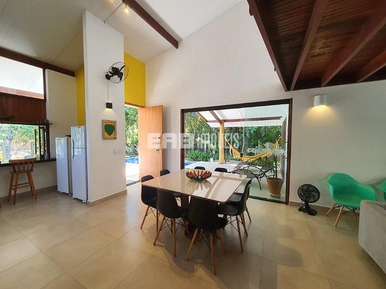 Casa moderna, com piscina, na Praia de Itamambuca