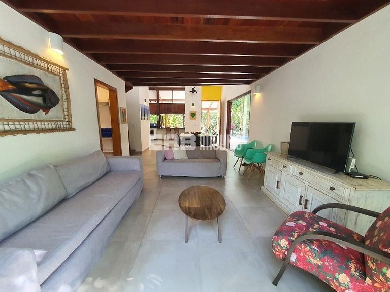 Casa moderna, com piscina, na Praia de Itamambuca