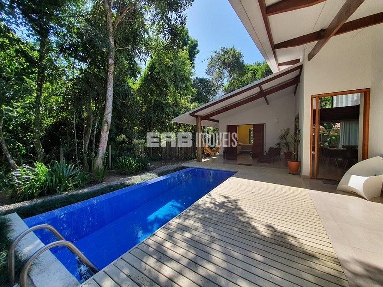 Casa moderna, com piscina, na Praia de Itamambuca