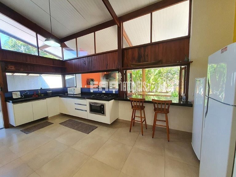 Casa moderna, com piscina, na Praia de Itamambuca