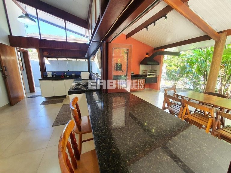 Casa moderna, com piscina, na Praia de Itamambuca