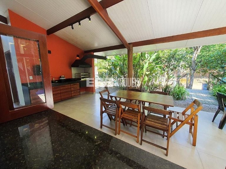 Casa moderna, com piscina, na Praia de Itamambuca