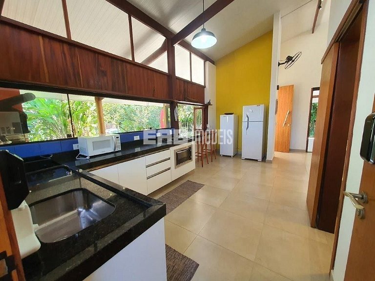 Casa moderna, com piscina, na Praia de Itamambuca