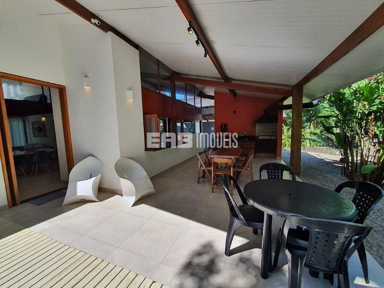 Casa moderna, com piscina, na Praia de Itamambuca