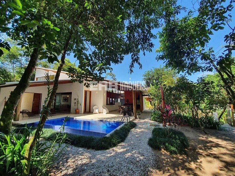 Casa moderna, com piscina, na Praia de Itamambuca