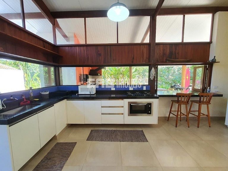 Casa moderna, com piscina, na Praia de Itamambuca